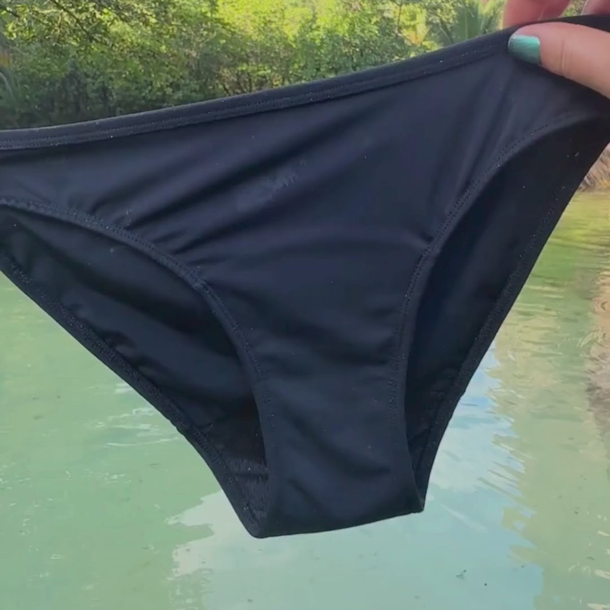 Load video: Femi.Eko® Maja – badetøj til menstruation, i flot rød farve med solbeskyttelse